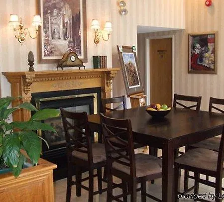 Comfort Hotel & Suites 